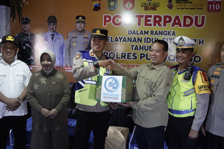 Apresiasi Petugas Pos Lebaran, Bupati Purworejo dan PDAM Salurkan Bingkisan Dukungan