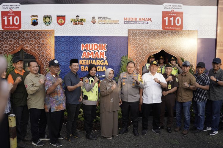 Apresiasi Petugas Pos Lebaran, Bupati Purworejo dan PDAM Salurkan Bingkisan Dukungan