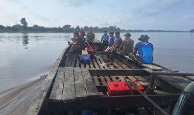Sulitnya Medan, Satgas TMMD ke-129 Kodim 0313/KPR Langsir Material Kerikil Lewat Jalur Air ke Pangkalan Terap