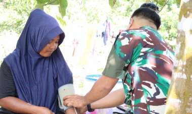 Sentuh Masyarakat Pesisir, Tim Kesehatan TMMD Ke-129 Kodim 0313/KPR Lakukan Pemeriksaan Kesehatan Warga