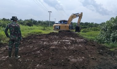 Satgas TMMD Ke-129 Kodim 0313/KPR Timbun Jalan Berlubang Sepanjang 230 Meter Di Pangkalan Terap