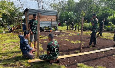 Begeser ke Dusun II Parit Baru, Satgas TMMD Ke-129 Kodim 0313/KPR Mulai Pengerjaan RTLH Bapak Zaini