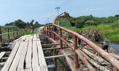 Jaga Kelancaran Pasokan Material, Satgas TMMD Ke-129 Kodim 0313/KPR Terus kerjakan Perbaikan Jembatan Penyeberangan Sementara   