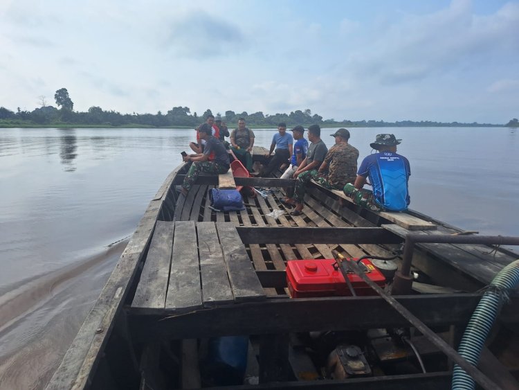 Sulitnya Medan, Satgas TMMD ke-129 Kodim 0313/KPR Langsir Material Kerikil Lewat Jalur Air ke Pangkalan Terap