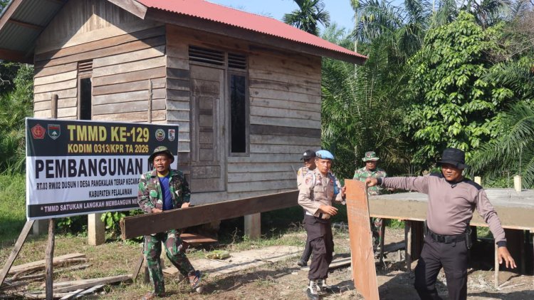 Wujudkan Lingkungan Sehat, Sinergi TNI / Polri Di TMMD Ke 129 Kodim 0313/KPR Dalam Pacu Pembangunan MCK Di Desa Pangkalan Terap