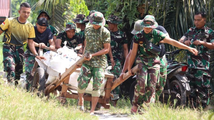 Tembus Jalan 1,5 Kilometer dengan Gerobak Sorong, Satgas TMMD Kodim 0313/KPR Langsir Material Rumah Ibu Diasan