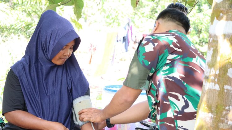 Sentuh Masyarakat Pesisir, Tim Kesehatan TMMD Ke-129 Kodim 0313/KPR Lakukan Pemeriksaan Kesehatan Warga