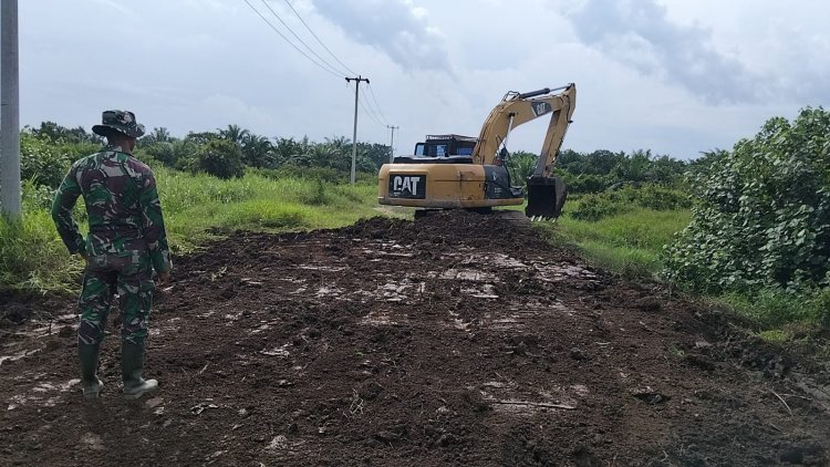 Satgas TMMD Ke-129 Kodim 0313/KPR Timbun Jalan Berlubang Sepanjang 230 Meter Di Pangkalan Terap