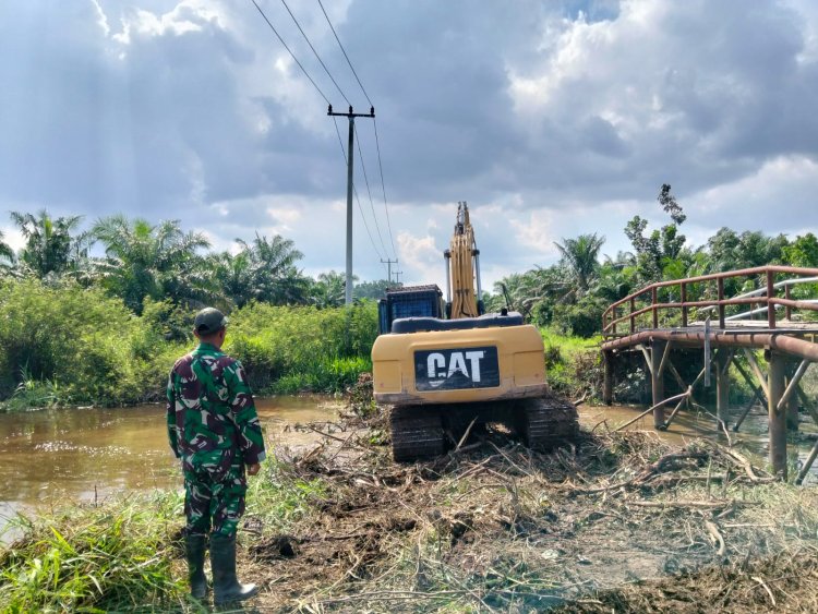 Rancang Tumpuan Gambangan, Satgas Tmmd Kodim 0313/KPR Siapkan Perlintasan Alat Berat di Jembatan T. Tahal
