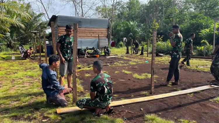 Begeser ke Dusun II Parit Baru, Satgas TMMD Ke-129 Kodim 0313/KPR Mulai Pengerjaan RTLH Bapak Zaini
