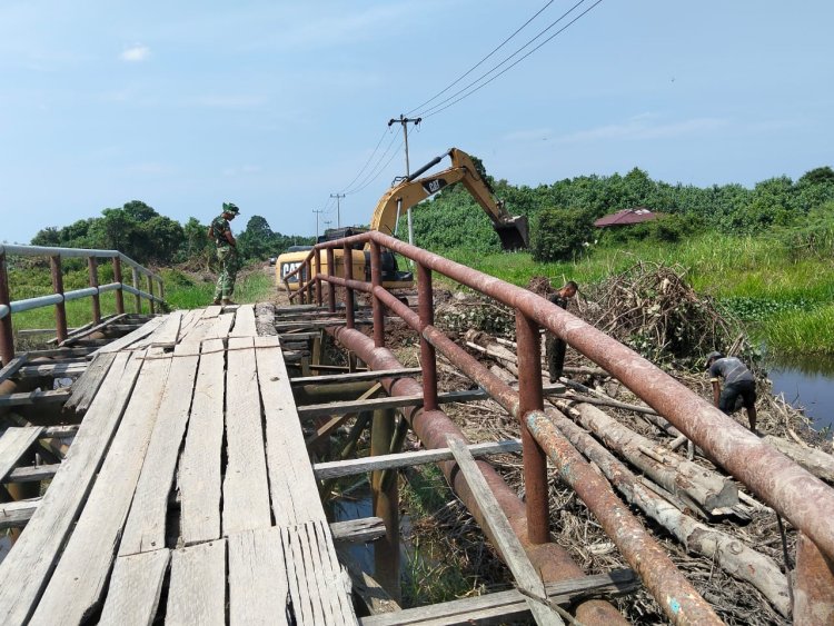 Jaga Kelancaran Pasokan Material, Satgas TMMD Ke-129 Kodim 0313/KPR Terus kerjakan Perbaikan Jembatan Penyeberangan Sementara   
